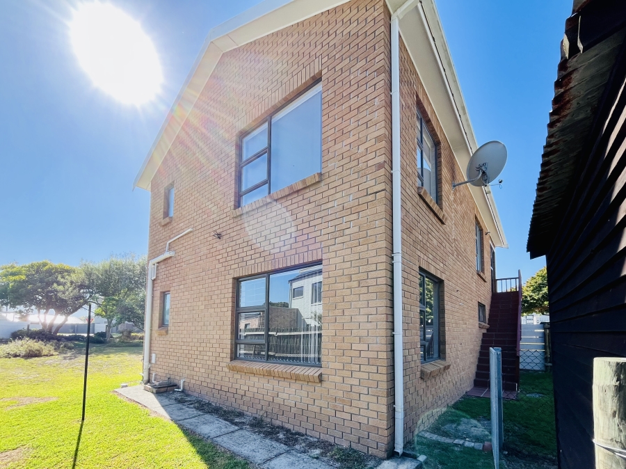 2 Bedroom Property for Sale in Sandbaai Western Cape